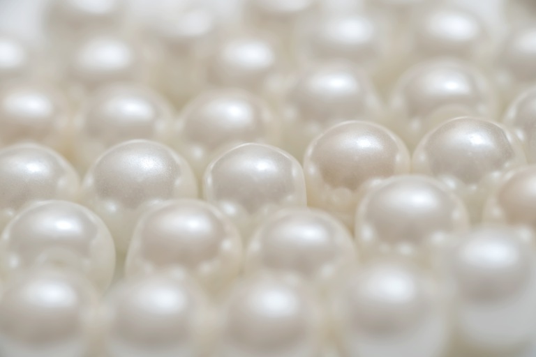 How Pearls Achieve Nanoscale Precision