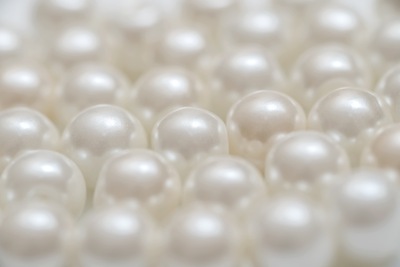 How Pearls Achieve Nanoscale Precision