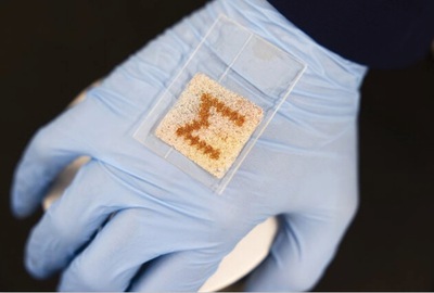 This screen stores and displays encrypted images without electronics