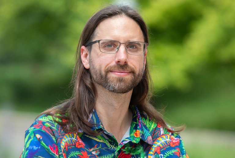 Tim Chambers receives Outstanding Student Organization Advisor Award